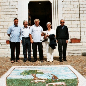 Don Giuliano Giacon, Don Tiziano Cappellari, Don Valentino Miotto con Leopoldo e Daniela